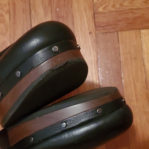 Vionic Faye T-Strap Black Leather Clog - Picture 5 of 5